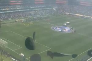 壮观FIFA在看台座椅放置彩色纸帽，还未等开球球迷已扔得起劲