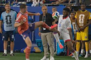 VAR未介入！苏格兰中场蹬踏海地球员膝盖染黄，海地球员示意看VAR