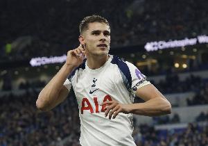 罗马诺：热刺将范德芬视为非卖品，预计球员今夏不会离队