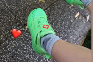 依旧是带娃的一天！东契奇晒照 女儿穿着自己的童版签名鞋
