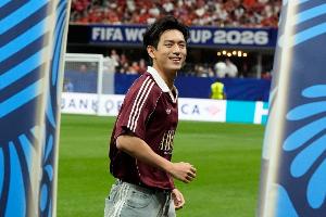 原来是摆球啊！中国演员李现现身世界杯，为西班牙vs沙特“开球”