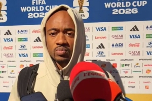 记者问与托马斯相关问题，加纳队新闻官直接推着阿尤离开