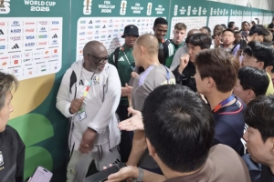 韩媒：赛后南非庆祝胜利引争执，在国际足联工作人员调解下才平息